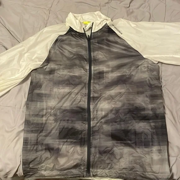 Brooks run sales happy jacket